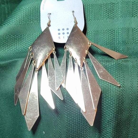 Three pairs of Click Six Dangle Earrings! - Picture 4 of 11